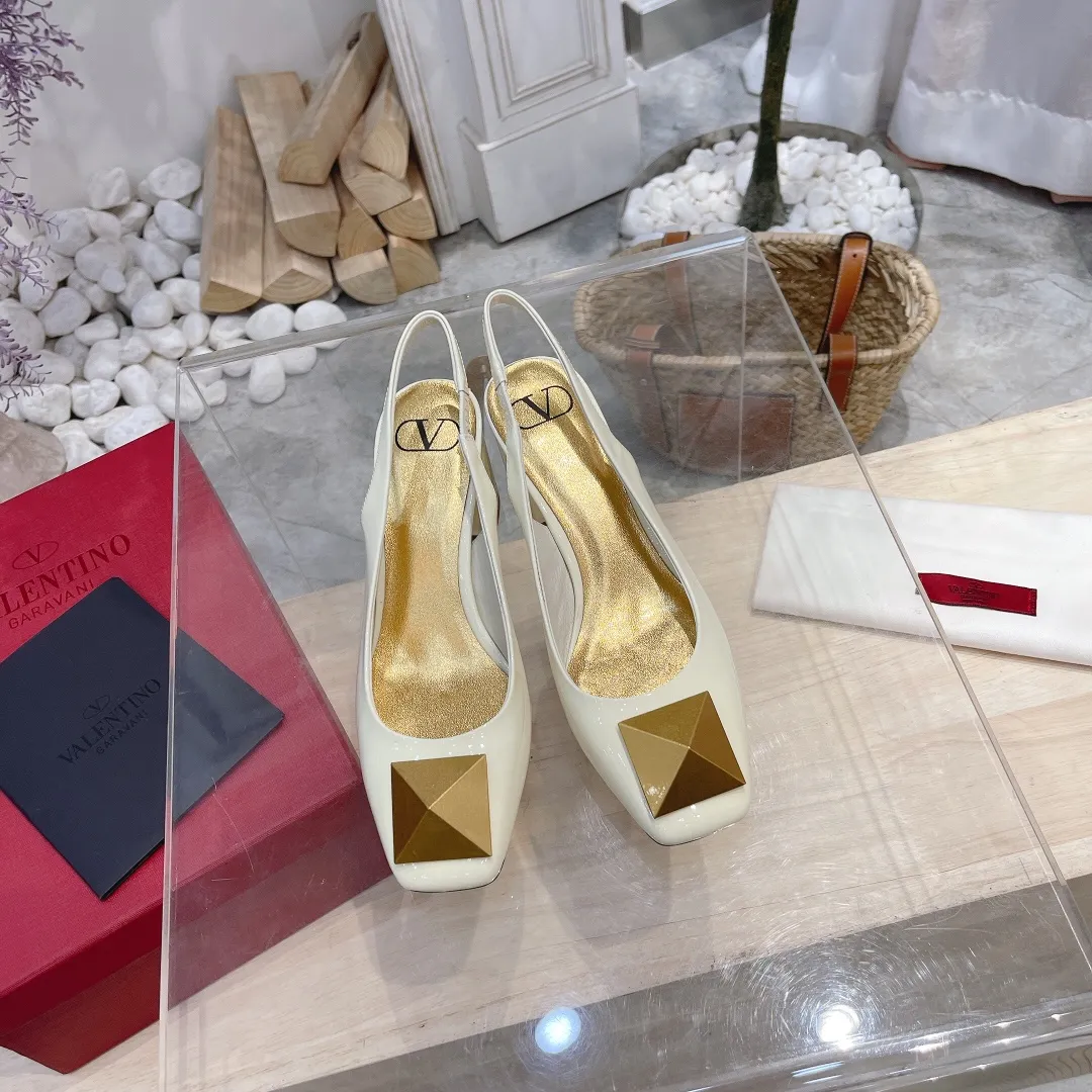 👟👟Ex-factory price 440👟👟 Genuine leather sole +40 Valentino Valentino 2023 spring and summer new product [Pyramid] large spike shoes are new☑️ ———————————— Valentino Garavani’s classic “Roman Stud” series debuts in a new interpretation! The latest golden big rivet element is full of high-end sense! Extremely fashionable ~ Upper: Original custom-made cow patent leather Lining: Original high-gloss imported sheepskin lining Outsole: Italian genuine leather Outsole: Wear-resistant rubber sole Size: 34-42 (34 and 42 are custom-made and non-refundable) Heel height: [8.5cm] - [6cm] (2 heel height options)